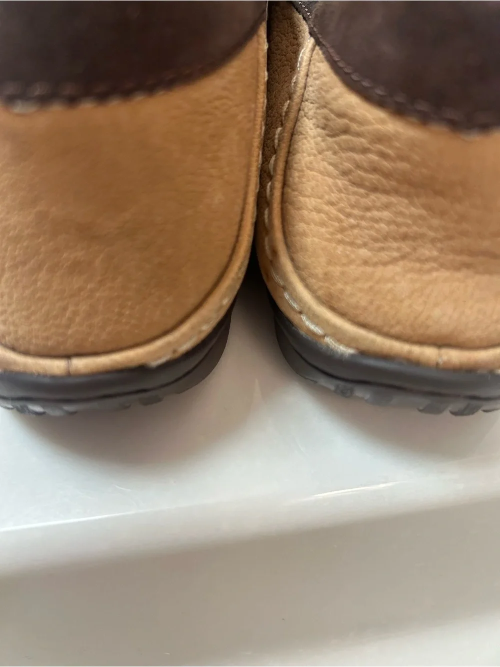 UGG KARSON TS TAN LEATHER DRIVING MOCS. NWOB MENS SiZE 7
